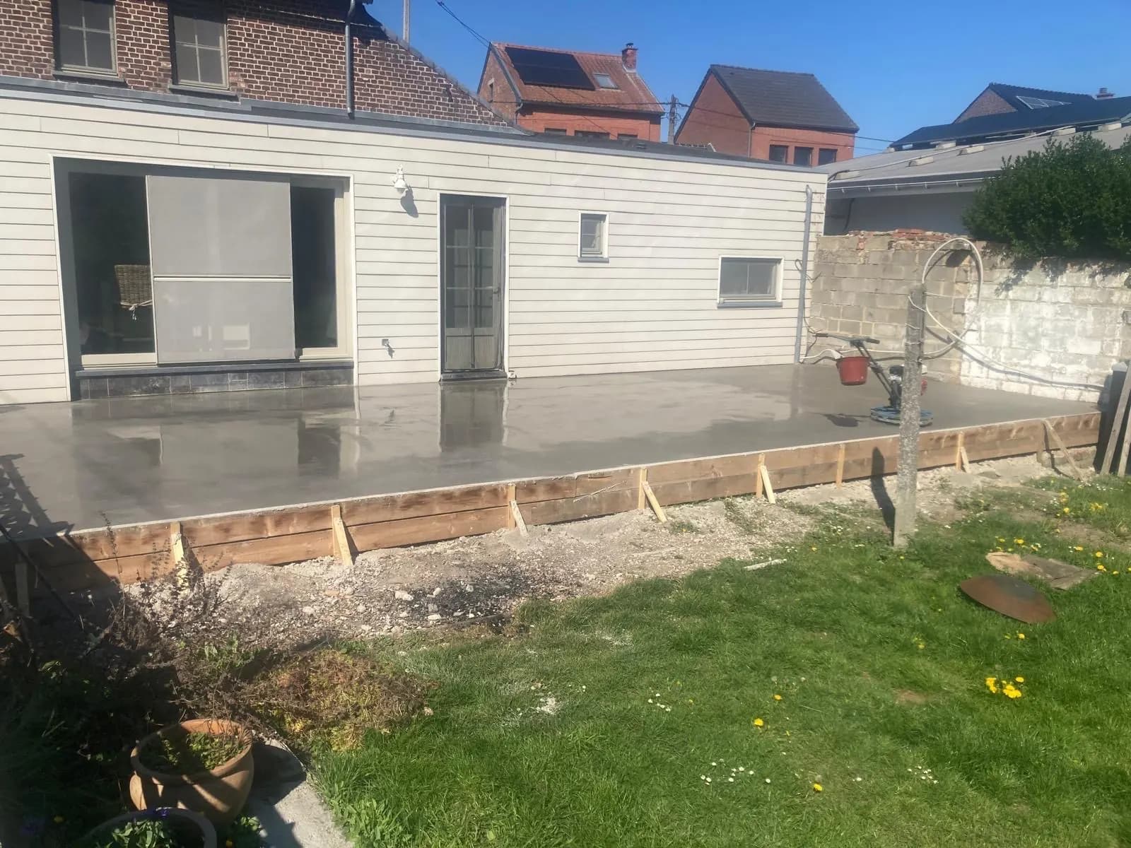 Gepolierde betonplaat als terras achter een woning